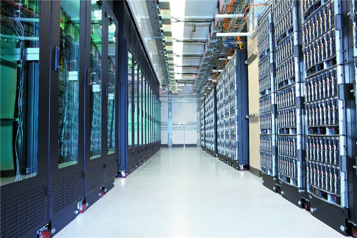 33042 rack server aisle ผลวิจัยชี้ระบบประมวลผลในระดับ Mission Critical ขยายตัวในเอเชียแปซิฟิก