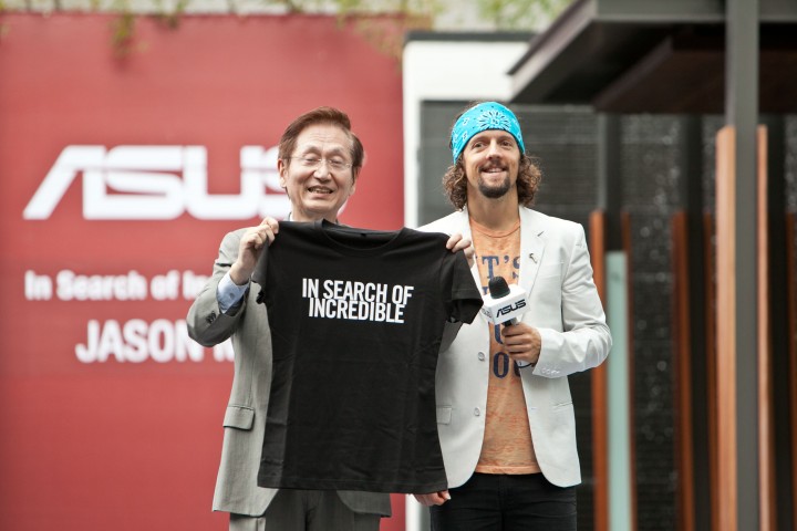 pr asus chairman jonney shih gifts jason mraz an in search of incredible t shirt 720x480 เอซุส ต้อนรับ เจสัน มราซ ศิลปินนักแต่งเพลงชื่อดัง และพรีเซนเตอร์แคมเปญ In Search of Incredible ในโอกาสเยี่ยมชมสำนักงานใหญ่เอซุส ประเทศไต้หวัน