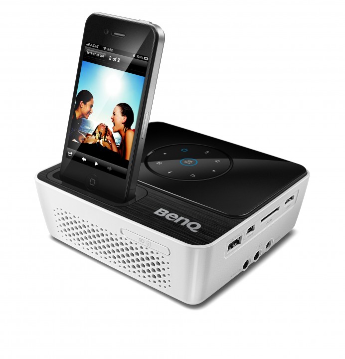 gp2 back45 iphone 2 692x720 “BenQ เปิดตัว Mini Projector รุ่น GP2 ซึ่งเป็นโปรเจคเตอร์ขนาดพกพาที่สามารถเชื่อมต่อกับ iPhone หรือ iPod ได้ทันที ที่งาน BAV Show 2012 @ BenQ booth ชั้น 7 ห้องกระจก