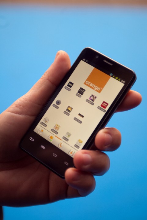 mwc2012 orange smartphone 1 480x720 อินเทลรุกคืบตลาดสมาร์ทโฟน เปิดตัวลูกค้าใหม่ ทั้งด้านผลิตภัณฑ์ ซอฟต์แวร์ และการบริการ