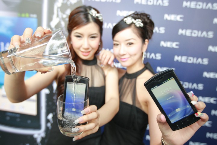 nec medias smartphone 1 720x480 NEC เปิดตัวสมาร์ทโฟนกันน้ำกันฝุ่นMEDIASTMในไทย นับเป็นประเทศแรกนอกญี่ปุ่นที่เปิดตัวสมาร์ทโฟน MEDIAS