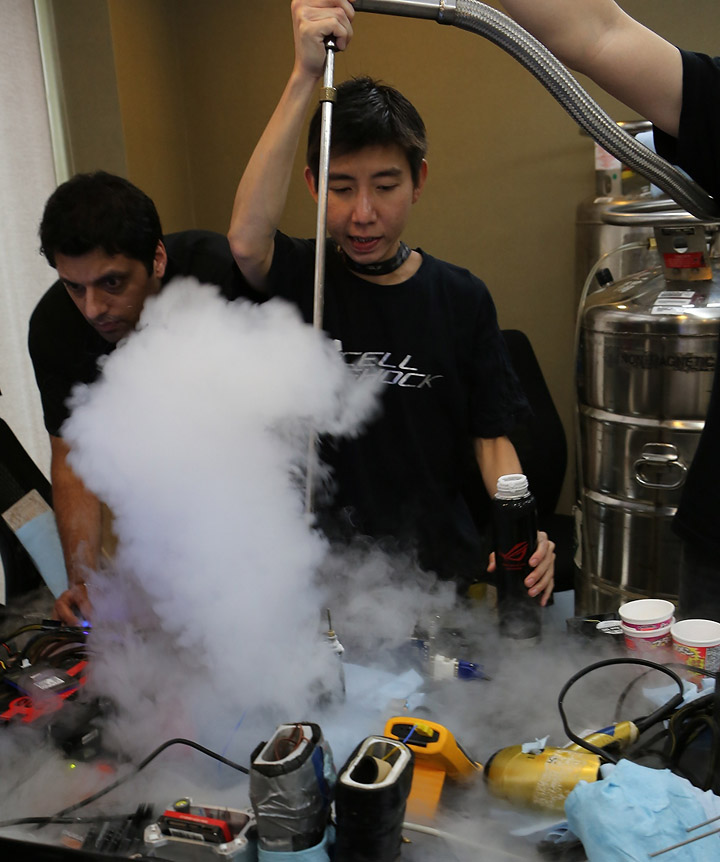 raj and shamino pour on the liquid helium a first on any intel based motherboard เอซุส จัดหนัก เชิญนักโอเวอร์คล็อกระดับท็อปคลาสของโลกร่วมทดสอบผลิตภัณฑ์ ROG ในงาน Absolute Zero Power User Gathering