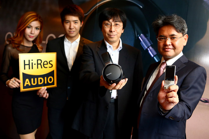 013 โซนี่ไทยตอบรับกระแสฟังเพลงคุณภาพสูงยุคดิจิตอล  เปิดตัวผลิตภัณฑ์ Hi Resolution Audio รุ่นใหม่อีก 9 รุ่น  พร้อมวอล์คแมนกันน้ำรุ่นล่าสุด หูฟังบลูธูท และอีกมากมาย