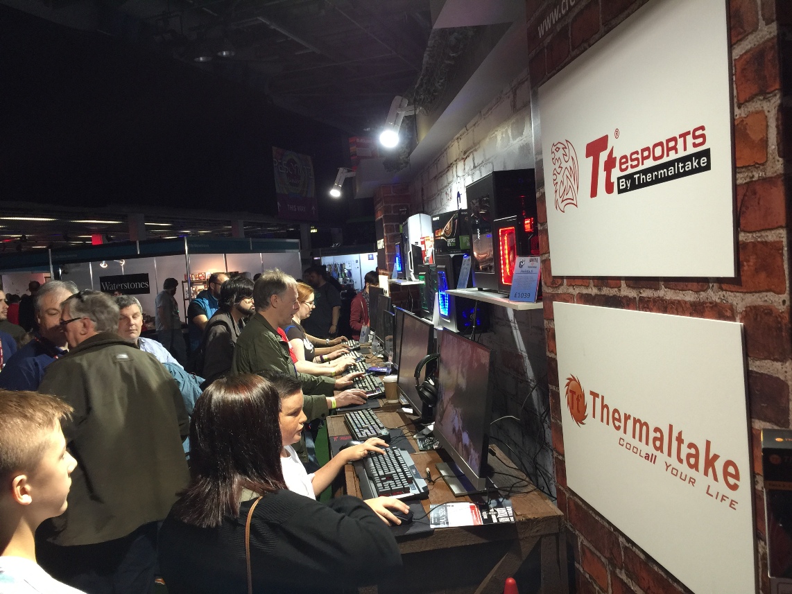 thermaltake at resonate compete tournament visitors having fun with tt esports products เยี่ยมชมบูธ Thermaltake และ Tt eSPORTS ในงาน TOTAL GAMING festival เมืองกลาสโกว์ สกอตแลนด์ สหราชอาณาจักร