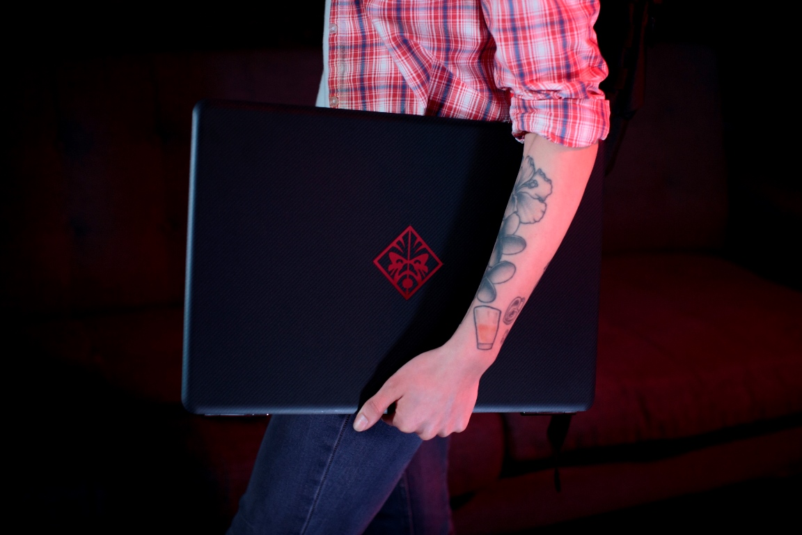 gamer carrying her omen by hp notebook HP เปิดตัวกลุ่มผลิตภัณฑ์คอมพิวเตอร์เกมมิ่ง OMEN ที่มาพร้อมกับดีโซน์โฉบเฉี่ยว เดสก์ท็อปที่ให้ภาพเสมือนจริงและกราฟิกที่คมชัด