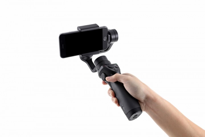 osmo mobile 02 720x480 เปิดตัว DJI Osmo Mobile เจาะกลุ่มผู้ใช้มือถือ รับเฟซบุ๊คไลฟ์โตก้าวกระโดด พร้อมฟังก์ชั่นติดตามวัตถุอัตโนมัติ – เพิ่มคุณภาพการถ่าย  ไลฟ์ลื่นไหล