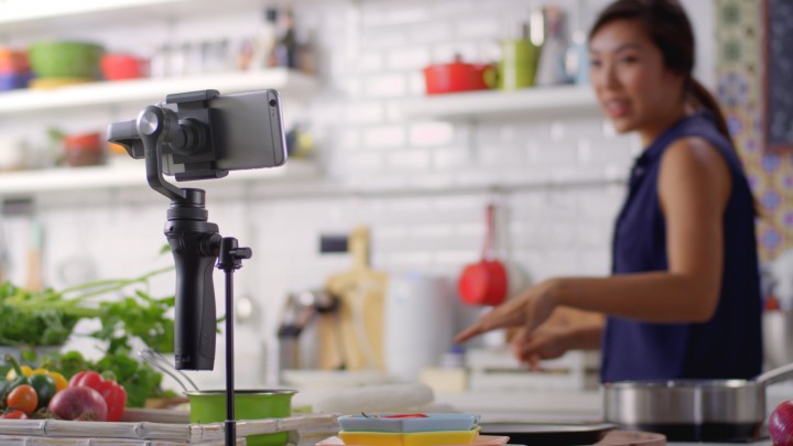 osmo mobile 06 720x405 เปิดตัว DJI Osmo Mobile เจาะกลุ่มผู้ใช้มือถือ รับเฟซบุ๊คไลฟ์โตก้าวกระโดด พร้อมฟังก์ชั่นติดตามวัตถุอัตโนมัติ – เพิ่มคุณภาพการถ่าย  ไลฟ์ลื่นไหล