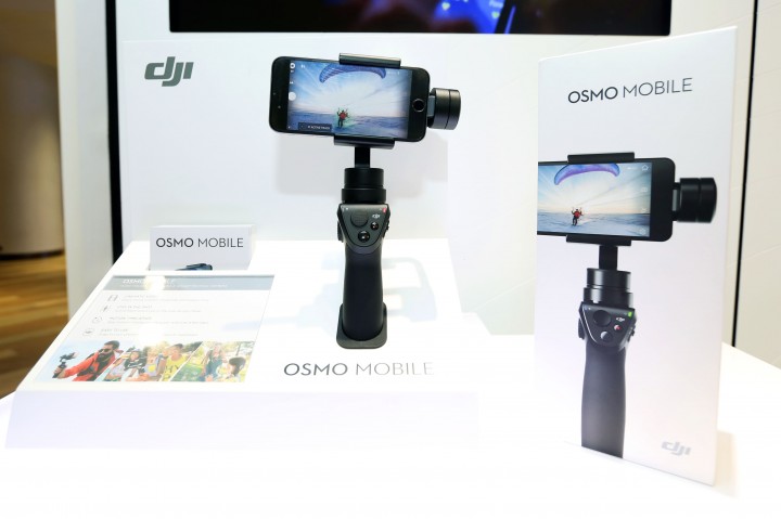 osmo mobile 720x479 เปิดตัว DJI Osmo Mobile เจาะกลุ่มผู้ใช้มือถือ รับเฟซบุ๊คไลฟ์โตก้าวกระโดด พร้อมฟังก์ชั่นติดตามวัตถุอัตโนมัติ – เพิ่มคุณภาพการถ่าย  ไลฟ์ลื่นไหล