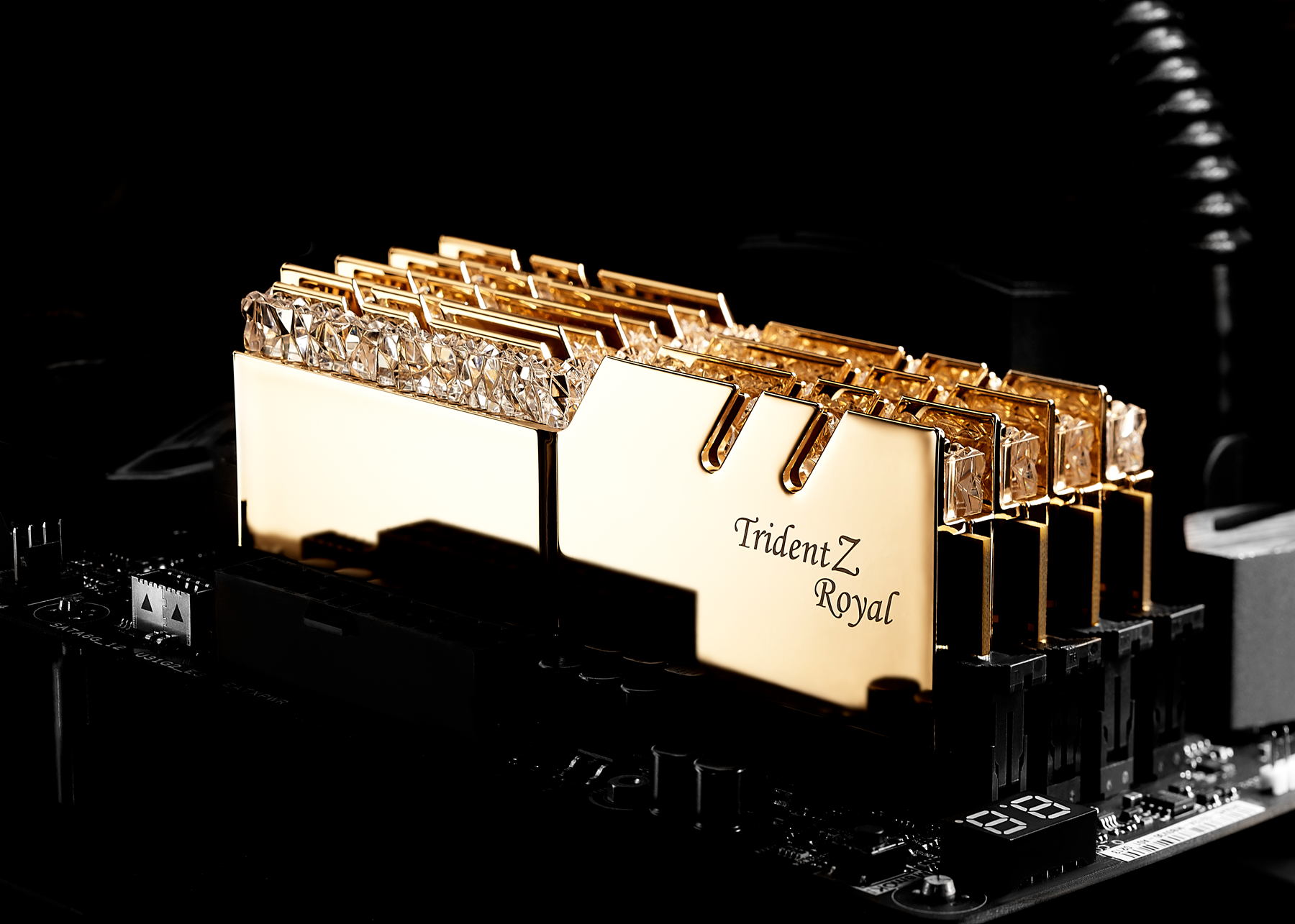 02 trident z royal gold mb G.SKILL เปิดตัวแรม Trident Z Royal Series DDR4 RGB รุ่นใหม่ล่าสุด