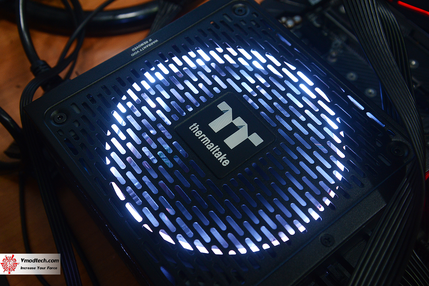 dsc 1940 Thermaltake Toughpower iRGB PLUS 1050W Platinum Review