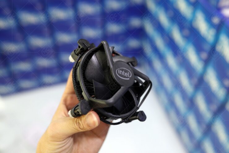 intel boxed cpu cooler 10th gen desktop comet lake processors 3 740x493 อินเทลมีฮีตซิงค์แถมให้!! เผยภาพฮีตซิงค์ซีพียู Intel 10th Gen รุ่นใหม่ล่าสุดที่ใช้งานกับซีพียูในรุ่น Non K และรุ่น T Series ที่เน้นดีไซน์สวยเข้มเน้นโทนสีดำสนิท