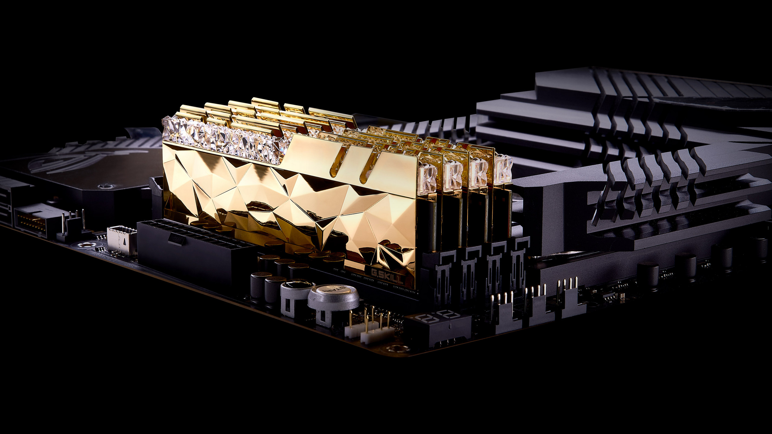 01 trident z royal elite gold mb G.SKILL เปิดตัวแรม G.SKILL Trident Z Royal Elite ซีรี่ย์รุ่นใหม่ล่าสุดมีทั้งรุ่นบัสแรมตั้งแต่ DDR4 3600 ถึง DDR4 5333Mhz กันเลยทีเดียว