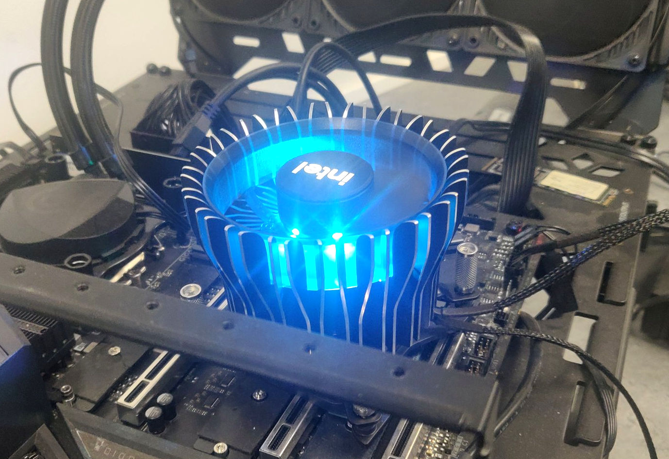 intel laminar cpu cooler2 หลุดภาพฮีตซิงค์ Intel Laminar RH1 cooler ใช้งานจริงรุ่นใหม่ล่าสุดที่ใช้กับซีพียู Alder Lake S รุ่น 65W คาดเตรียมเปิดตัวเร็วๆ นี้ 