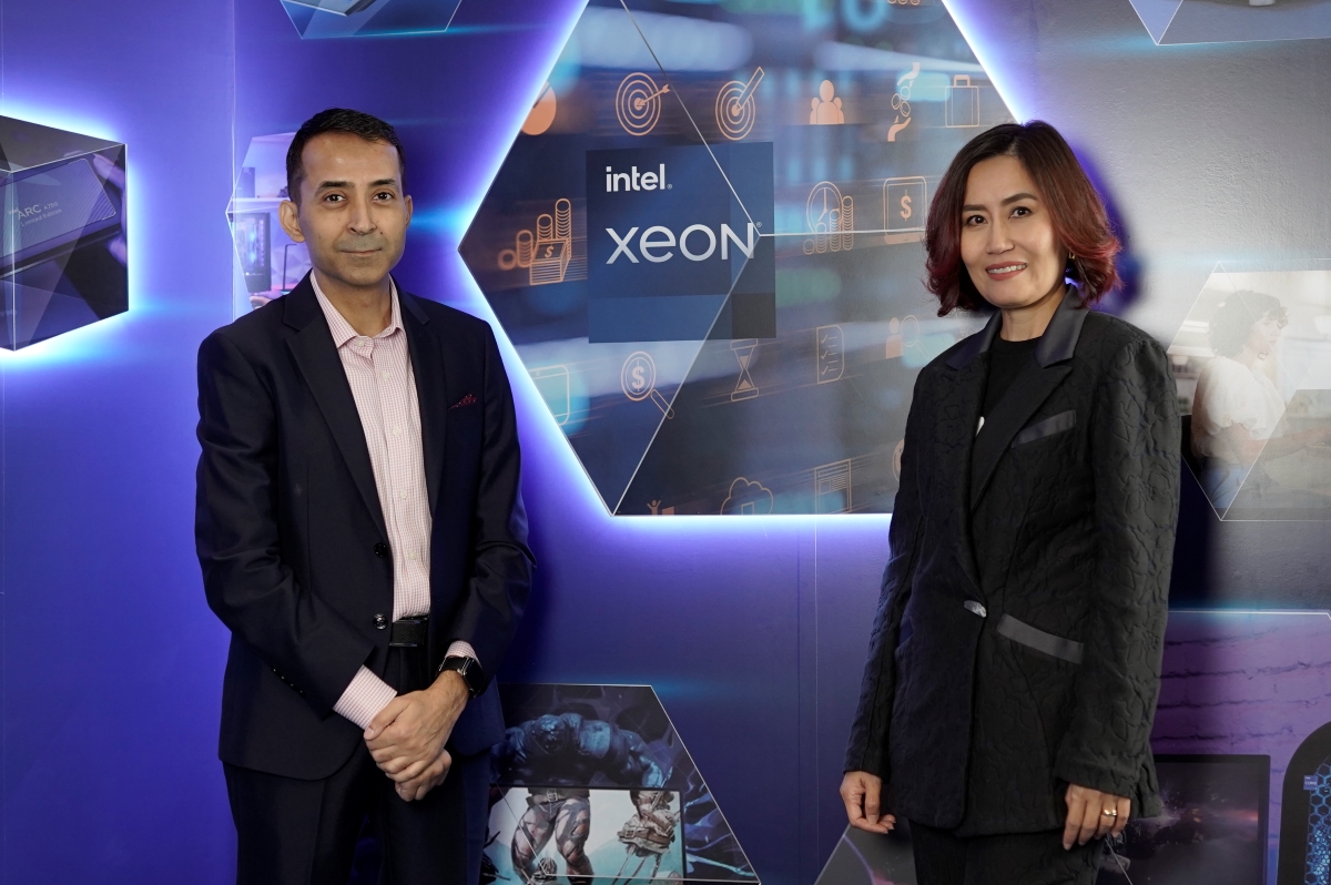 ayush batra and chantana suwannawong at the launch of 13th gen intel core processors and 4th gen intel xeon scalable processors อินเทลโชว์ขุมพลัง โปรเซสเซอร์โมบายล์ Intel® Core™ เจนเนอเรชั่น 13 พร้อม Intel® Xeon® เจนเนอเรชั่น ตอบโจทย์ผู้ใช้และองค์กรธุรกิจในไทย