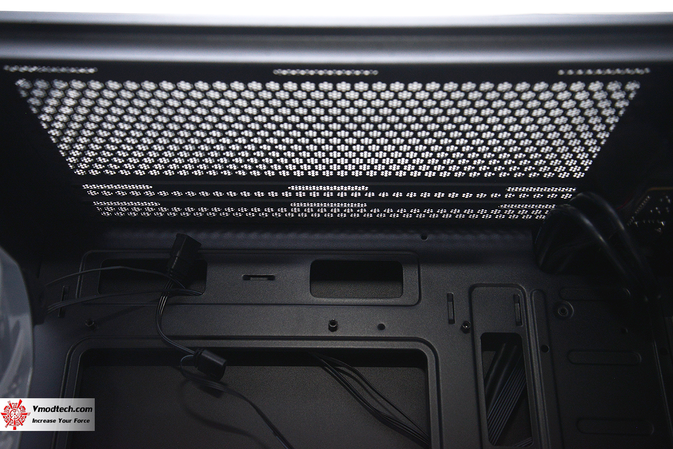 dsc 4350 ZALMAN i3 NEO TG Black RGB Case Review