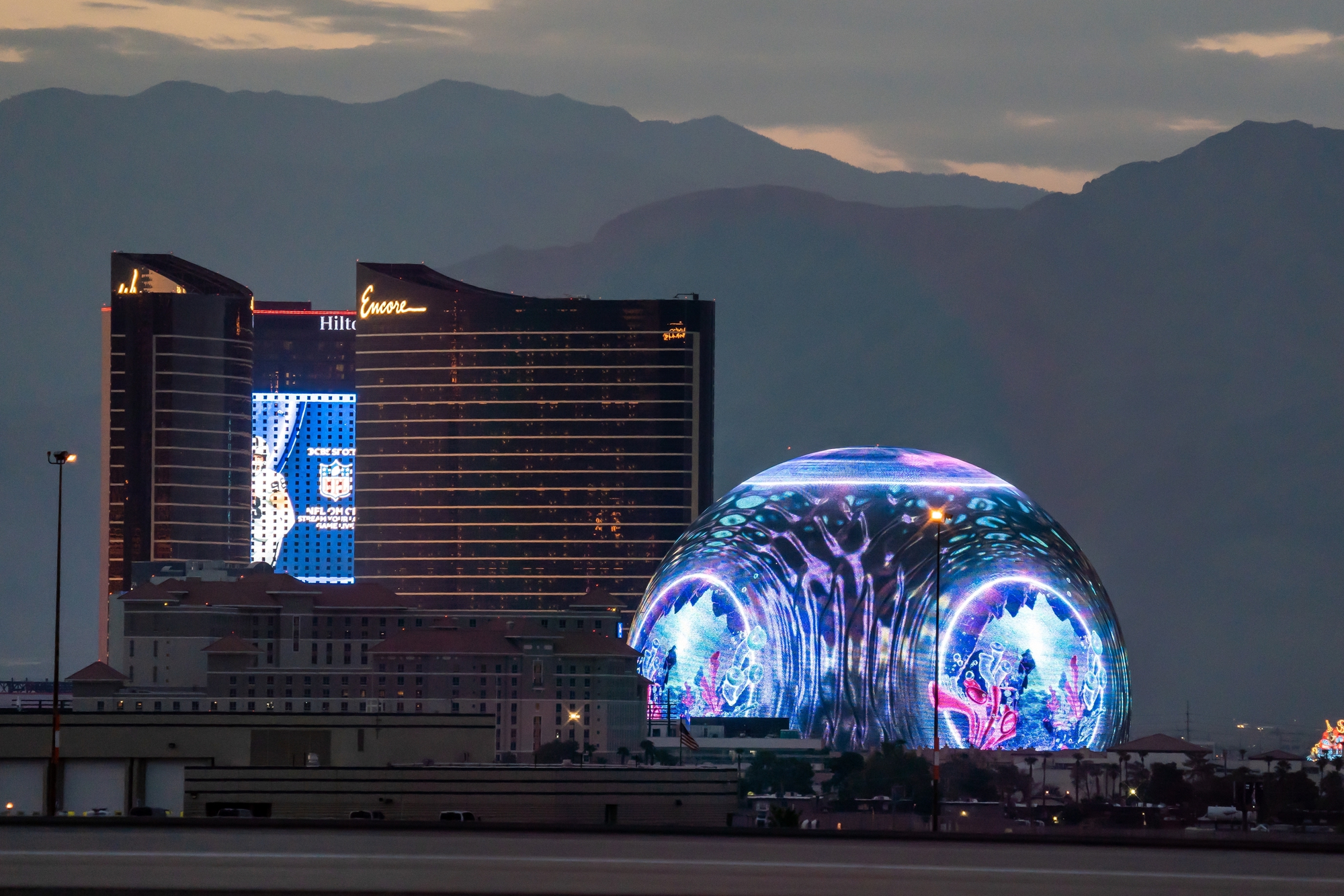 the sphere at the venetian resort opens to the public in las vegas 1 เผยจอภาพใน Las Vegas Sphere ใช้การ์ดจอ NVIDIA RTX A6000 มากถึง 150 ตัวเพื่อสร้างภาพแสดงผลขนาด 2.1 พันล้านพิกเซล