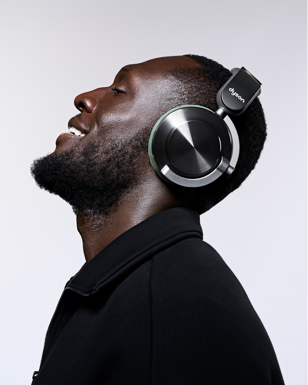 dyson stormzy side profile 4x5 สองเรื่องราว สองศิลปิน Stormzy และ RAYE ในฐานะ Global Ambassador ของหูฟัง Dyson OnTrac™