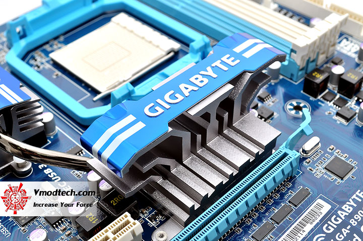 dsc 0061 GIGABYTE GA 890GPA UD3H AMD 890GX Chipset Review