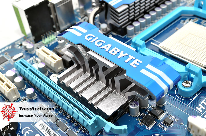 dsc 0063 GIGABYTE GA 890GPA UD3H AMD 890GX Chipset Review