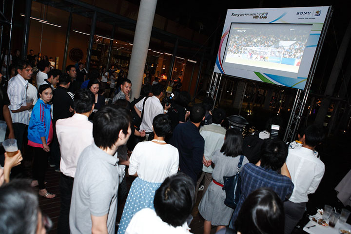 guests enjoy watching live football match from sonys full hd projector screen โซนี่จัด Sony 2010 FIFA World Cup HD Live Party ขอบคุณลูกค้า และสื่อมวลชน